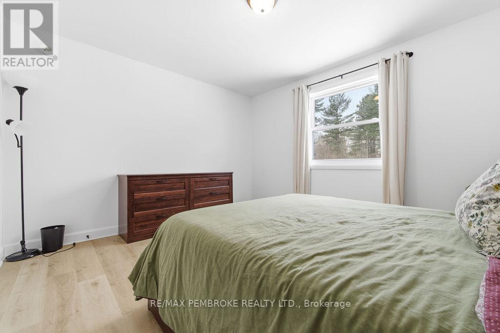 38 Terrance Drive, Petawawa, Ontario  K8H 0H3 - Photo 9 - X12902570