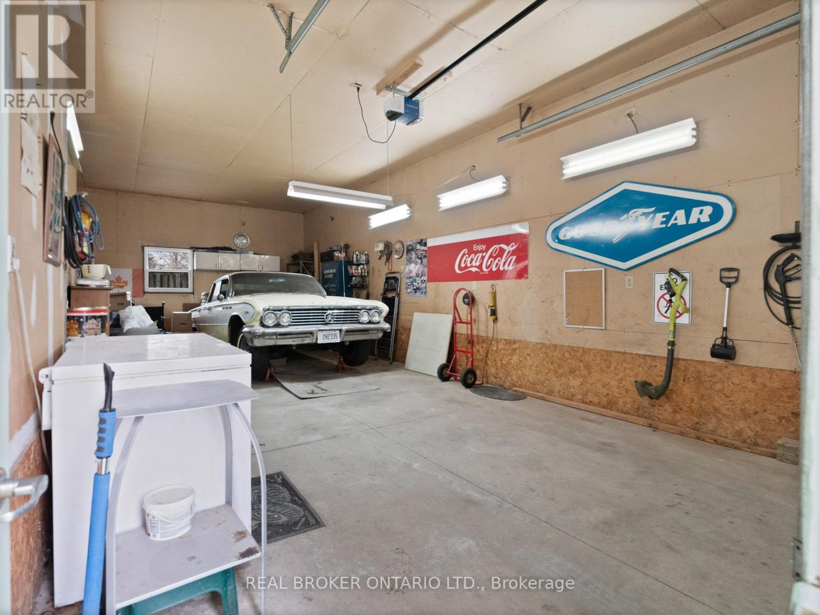 20 Brackencrest Road, St. Catharines, Ontario  L2P 3K8 - Photo 5 - X12849650