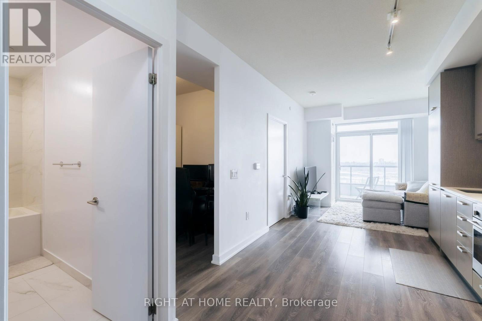 1607 - 38 Honeycrisp Crescent, Vaughan, Ontario L4K 0M8 - Photo 3 - N12902508