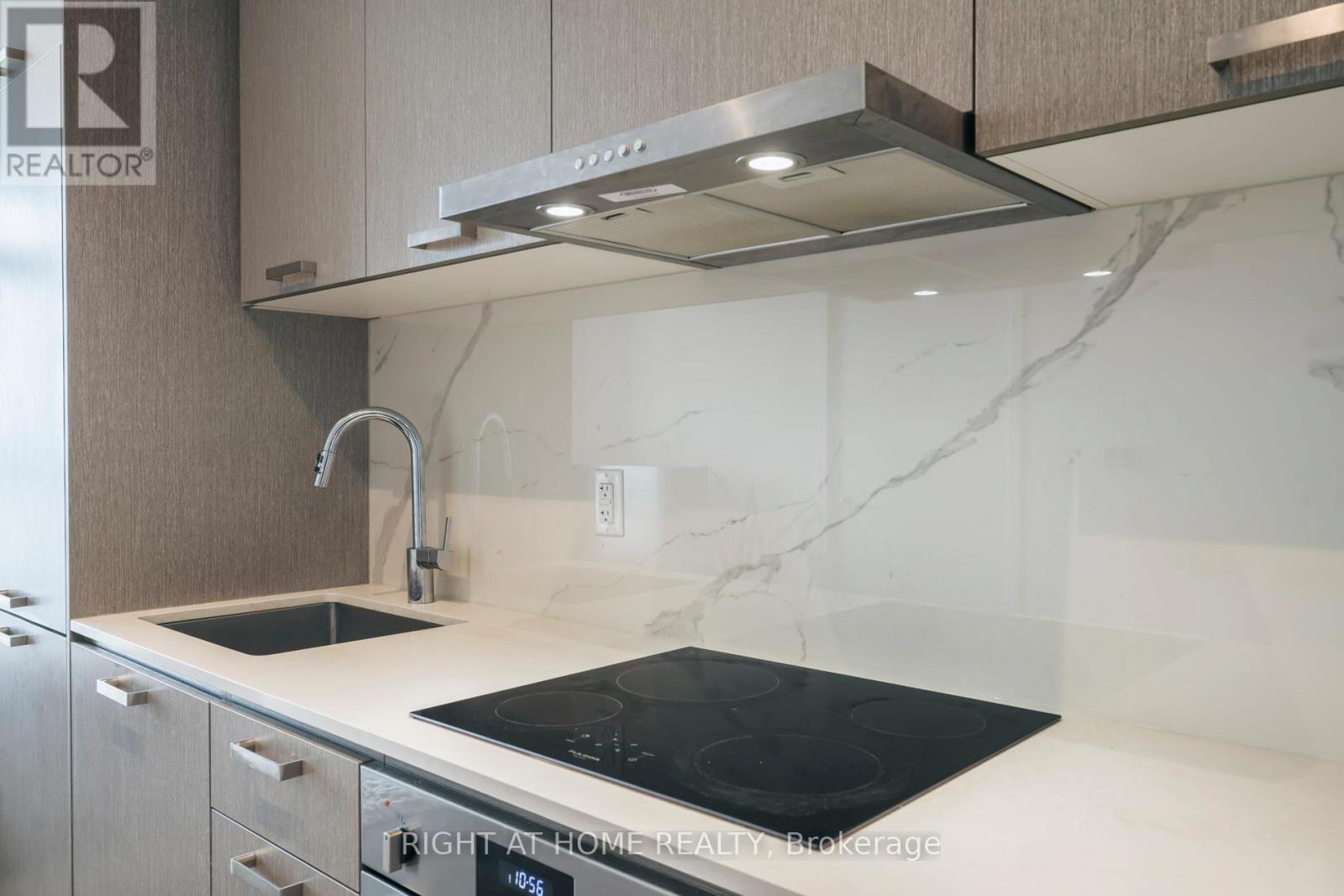 1607 - 38 Honeycrisp Crescent, Vaughan, Ontario L4K 0M8 - Photo 7 - N12902508