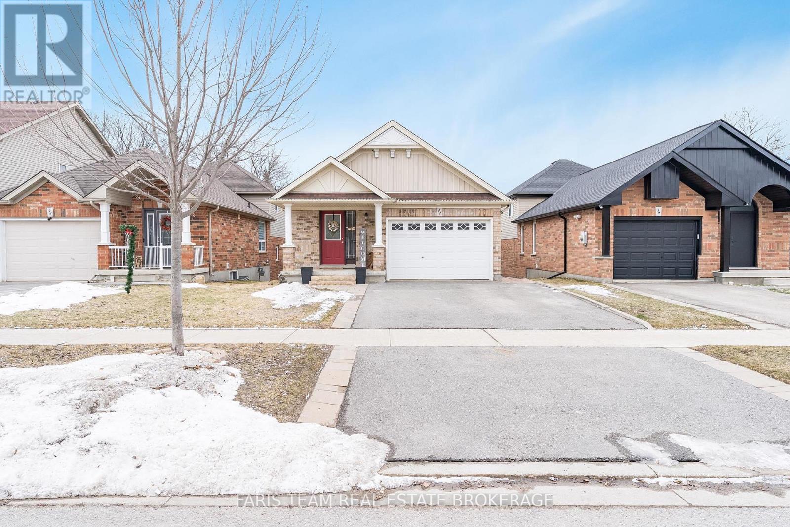 41 Wallace Street, New Tecumseth, Ontario  L9R 2G5 - Photo 3 - N12902556