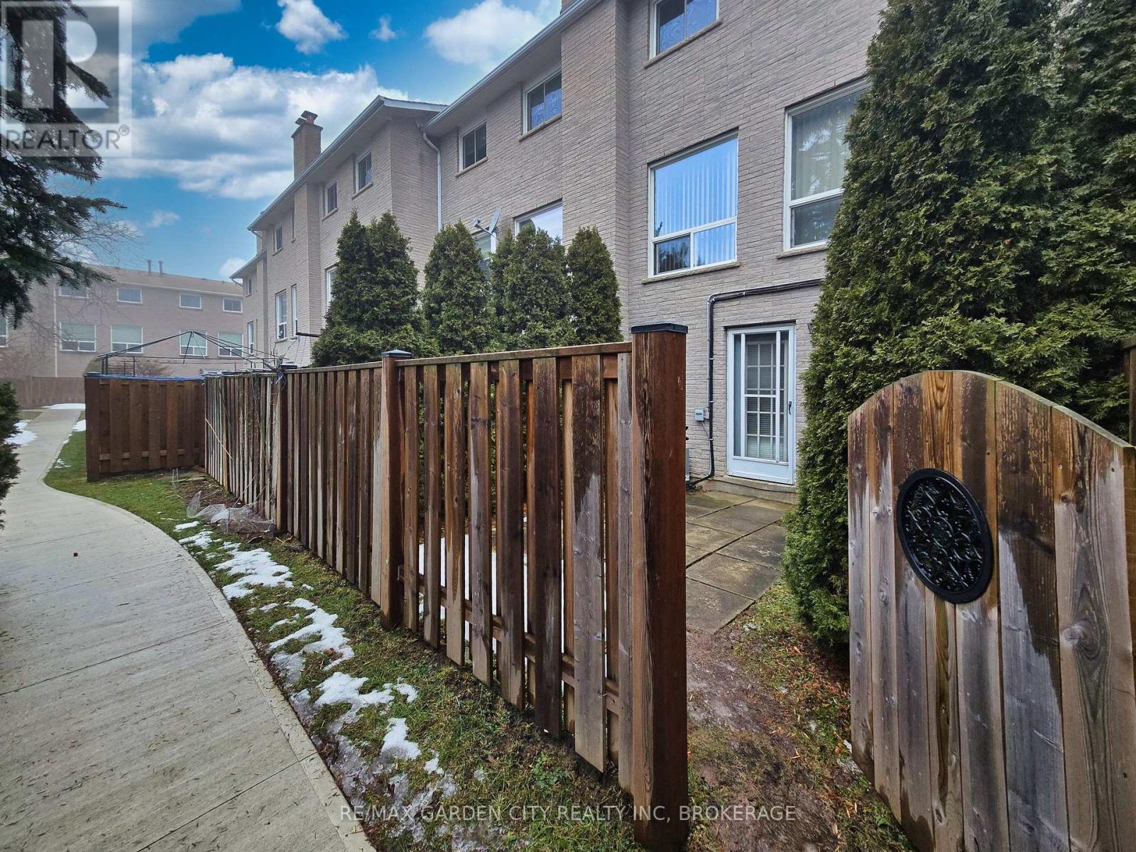 19 - 1155 Paramount Drive, Hamilton, Ontario  L8J 2N3 - Photo 5 - X12902512