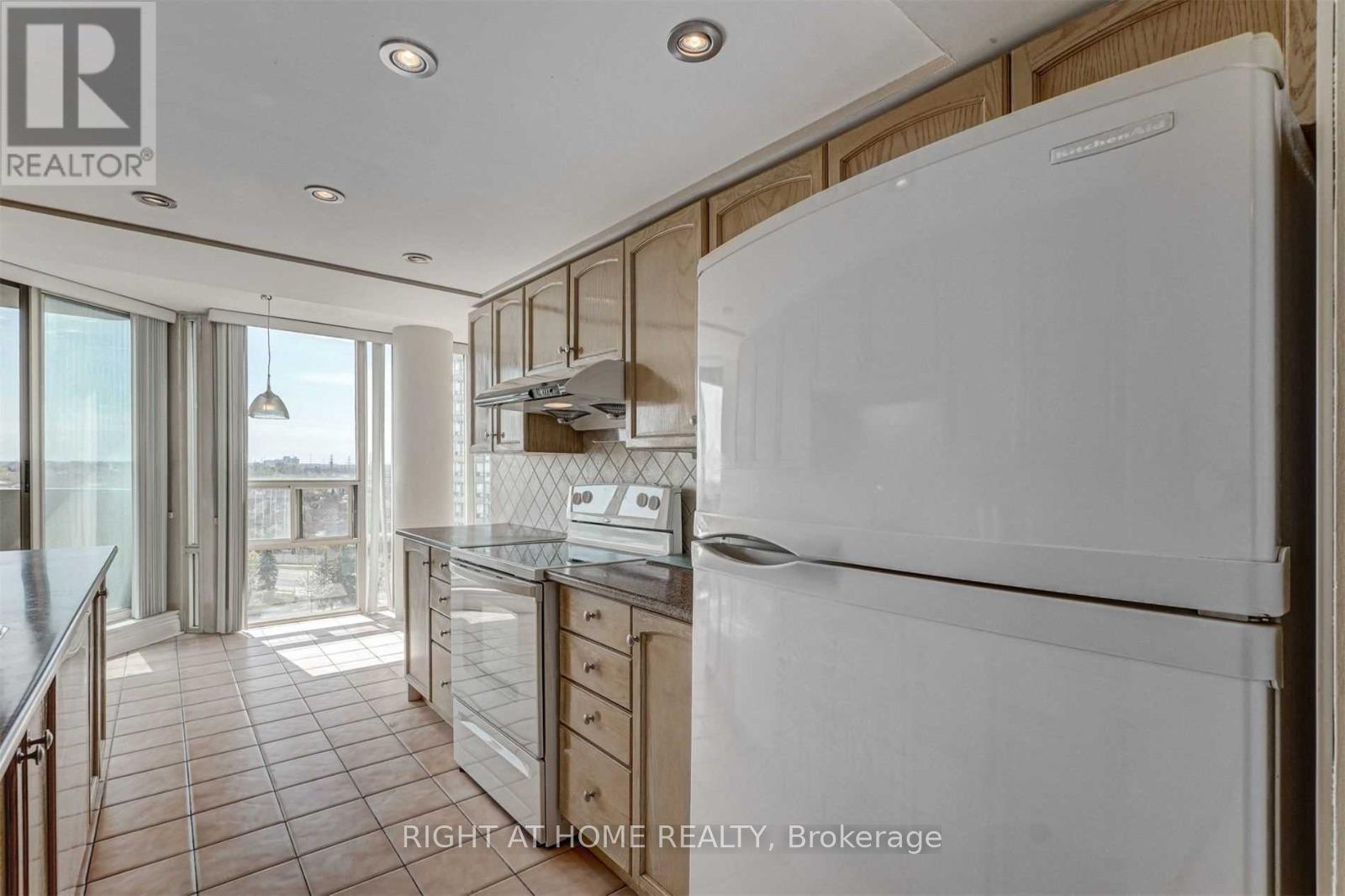 1010 - 330 Rathburn Road W, Mississauga, Ontario  L5B 3Y2 - Photo 18 - W12902542