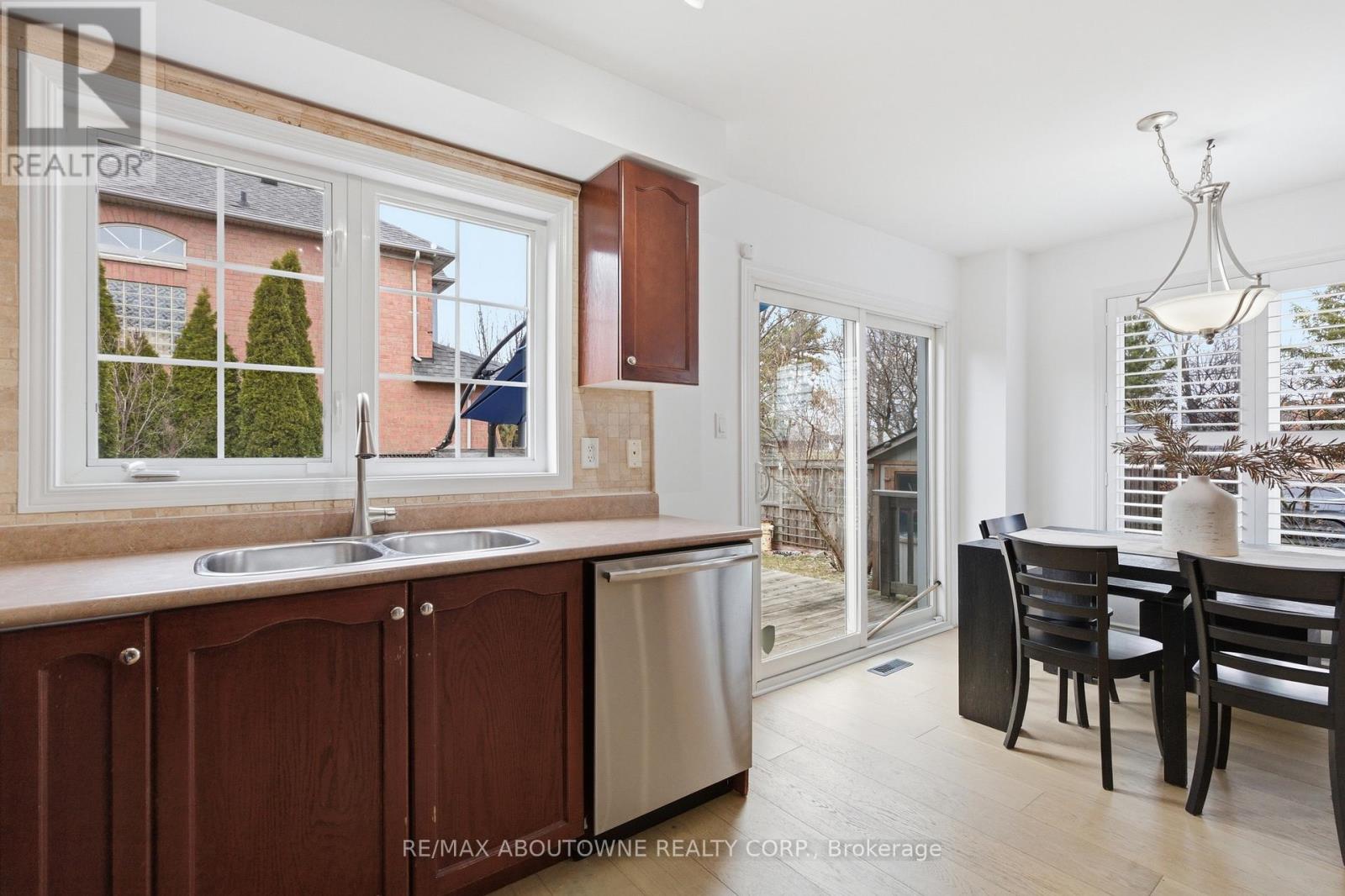 5655 Adele Road, Burlington, Ontario  L7L 6X2 - Photo 18 - W12902604