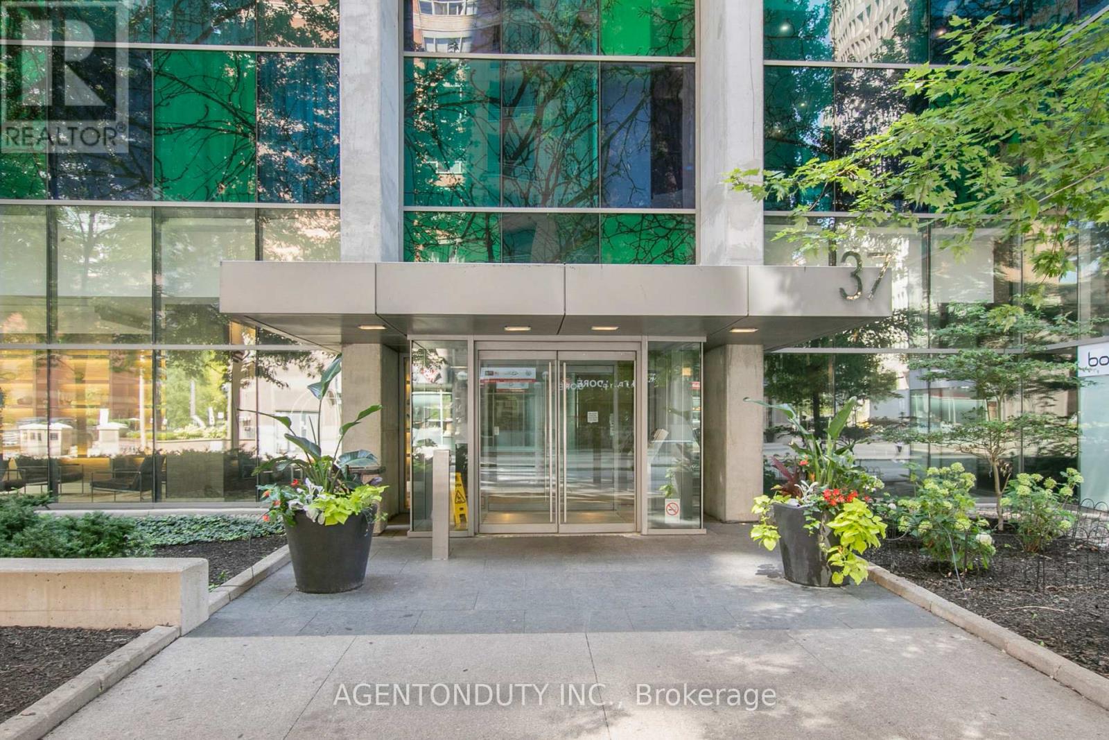 2507 - 37 Grosvenor Street, Toronto, Ontario  M4Y 3G5 - Photo 2 - C12901656