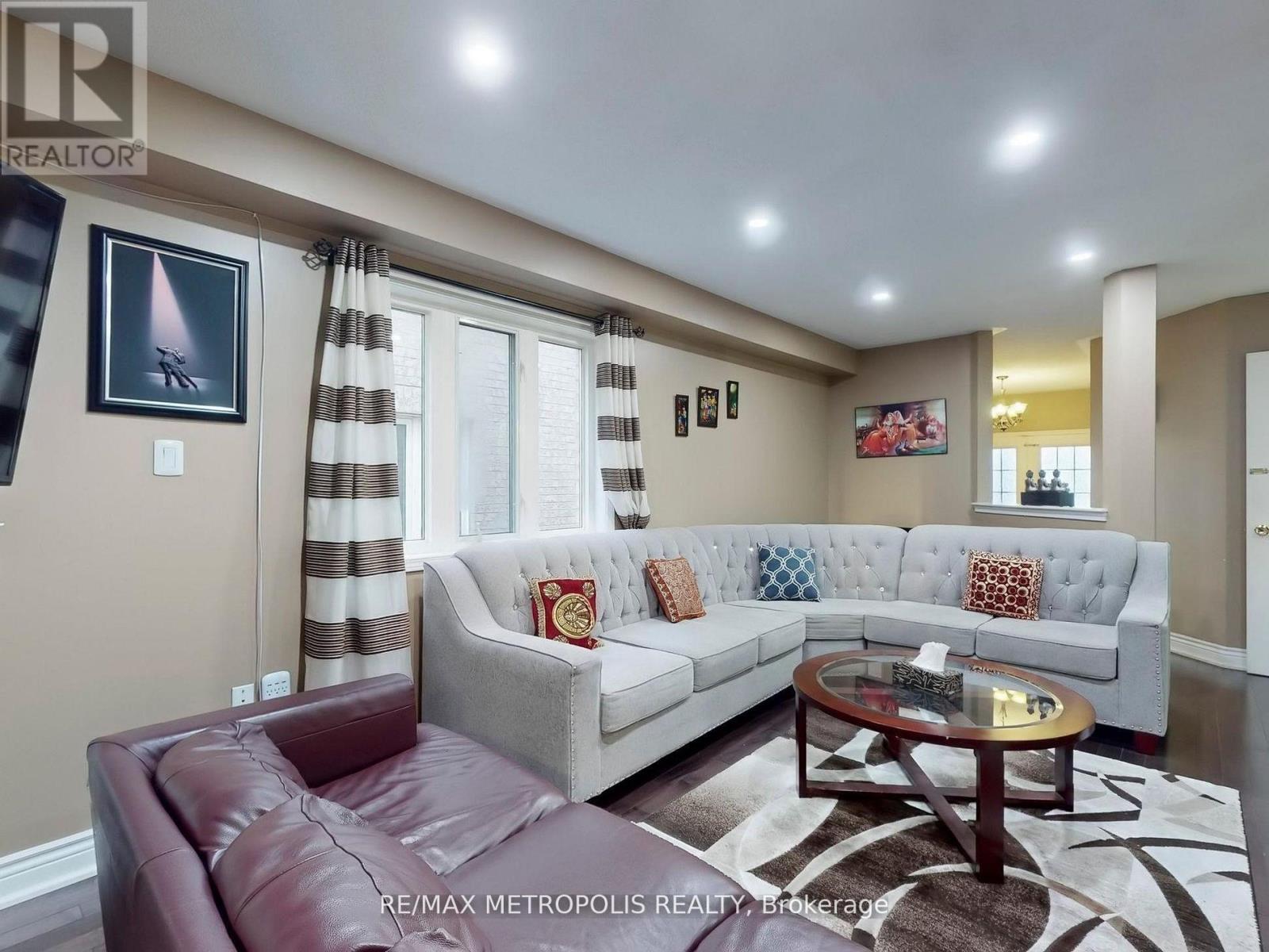 Main - 922 Tambourine Terrace, Mississauga, Ontario  L5W 1S4 - Photo 4 - W12901678