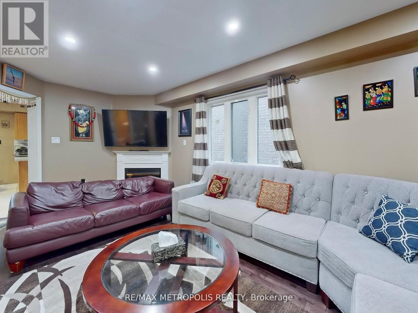 Main - 922 Tambourine Terrace, Mississauga, Ontario  L5W 1S4 - Photo 3 - W12901678