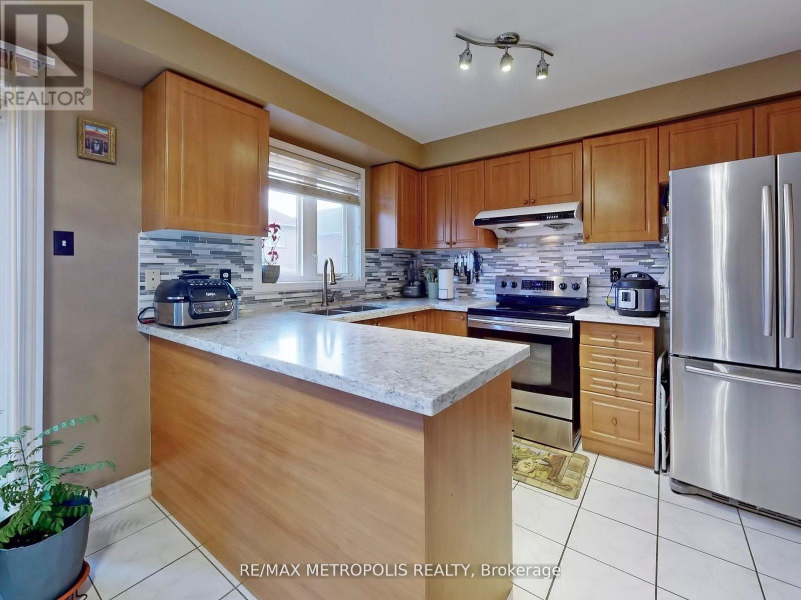 Main - 922 Tambourine Terrace, Mississauga, Ontario  L5W 1S4 - Photo 9 - W12901678