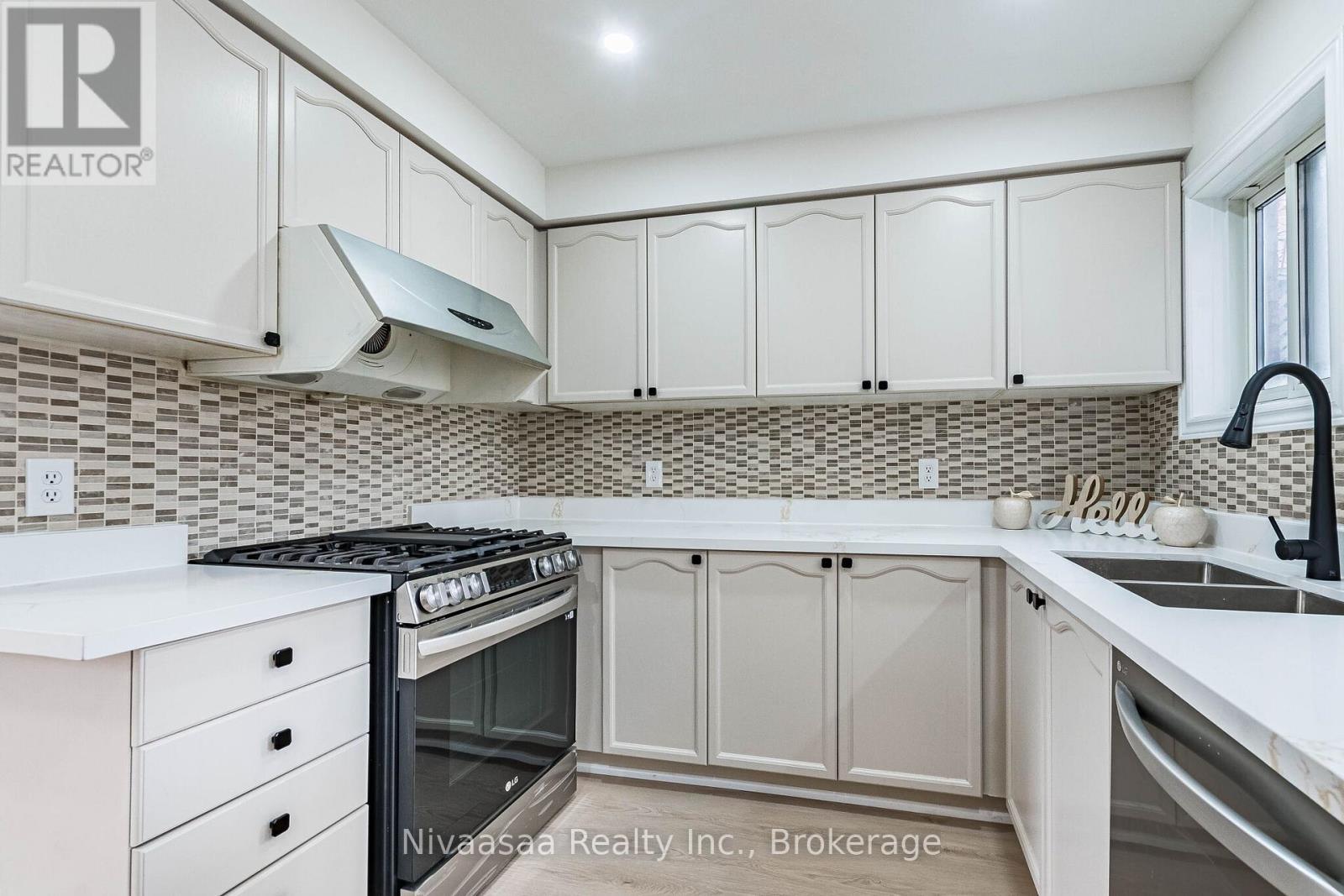 33 Pantages Court, Brampton, Ontario  L6S 5B7 - Photo 14 - W12902730