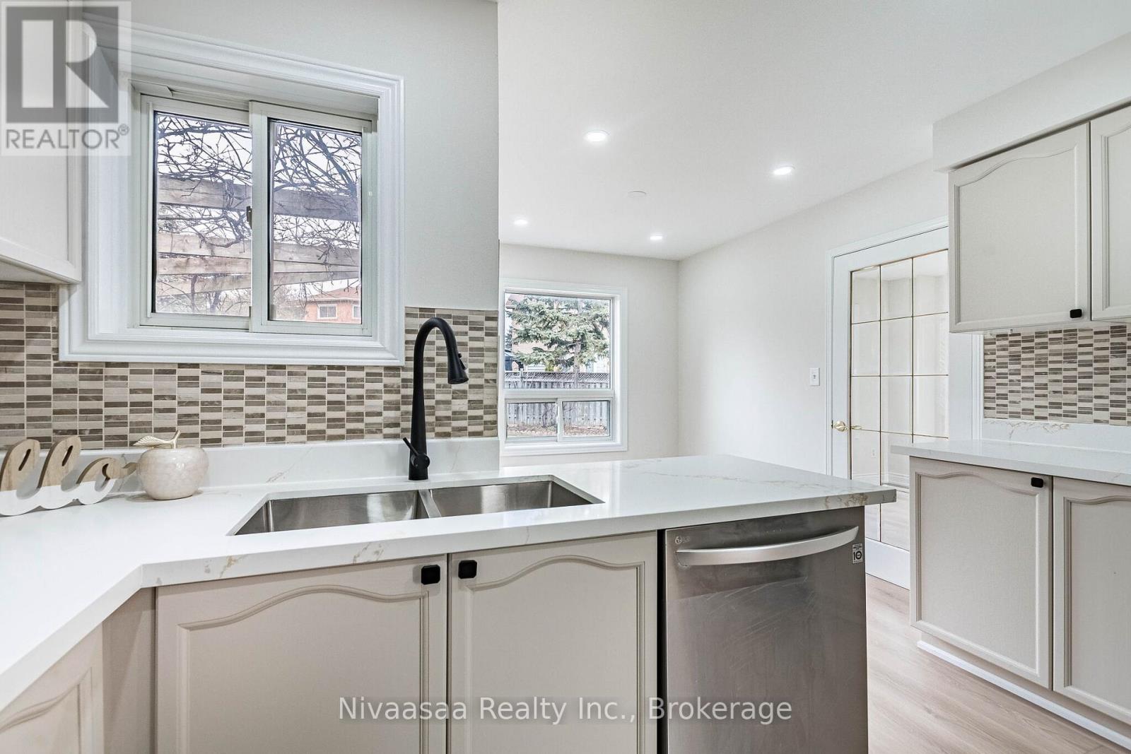 33 Pantages Court, Brampton, Ontario  L6S 5B7 - Photo 16 - W12902730