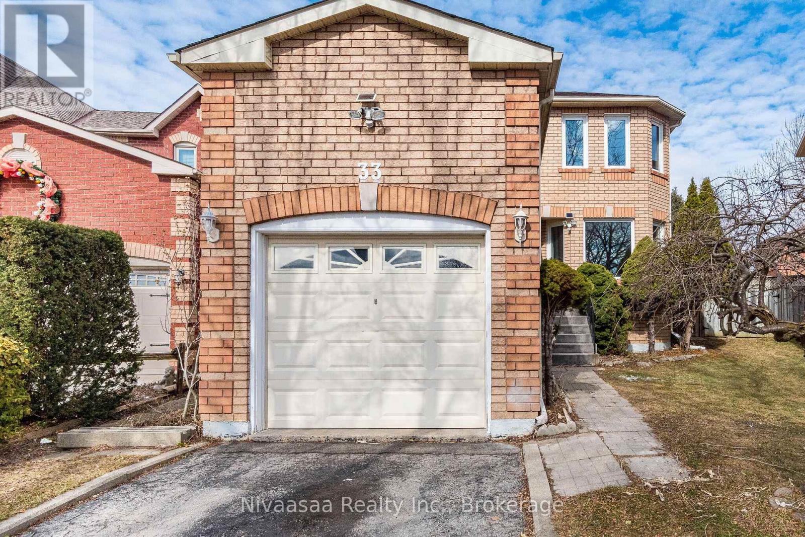 33 Pantages Court, Brampton, Ontario  L6S 5B7 - Photo 2 - W12902730