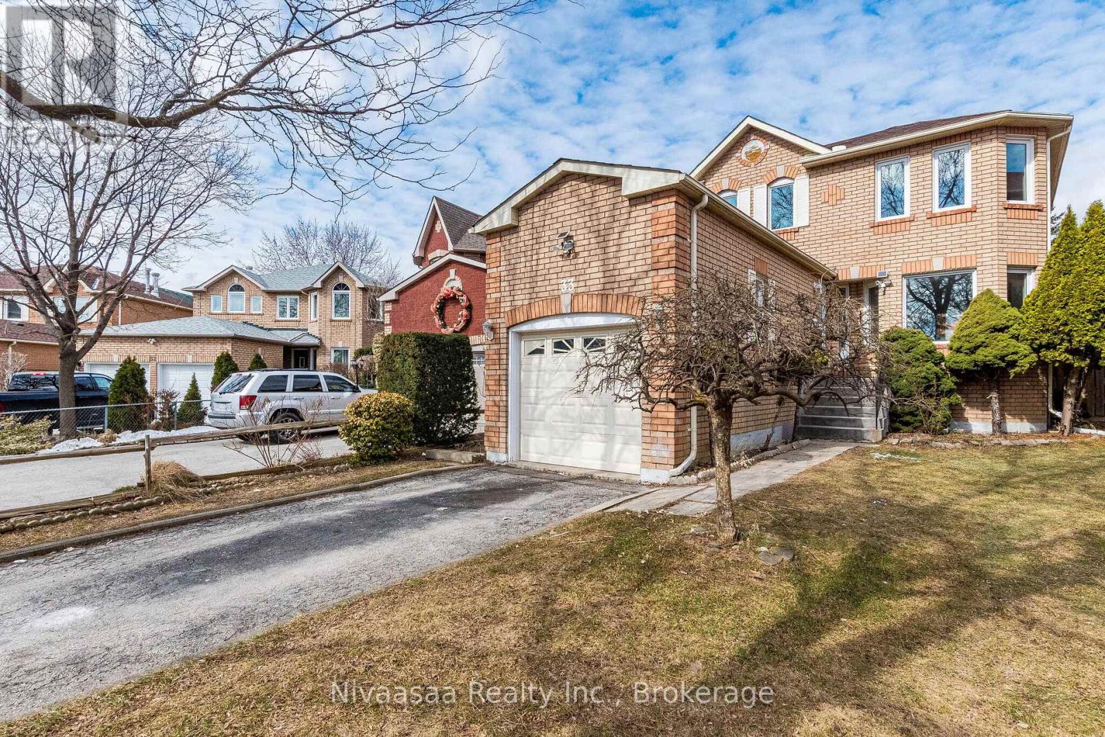 33 Pantages Court, Brampton, Ontario  L6S 5B7 - Photo 4 - W12902730