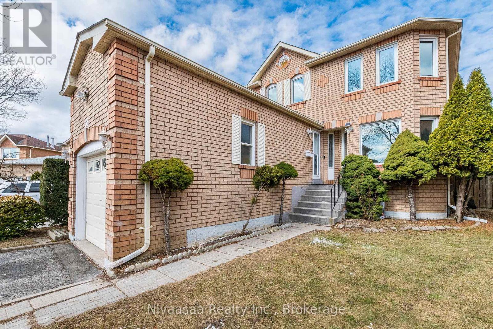 33 Pantages Court, Brampton, Ontario  L6S 5B7 - Photo 5 - W12902730