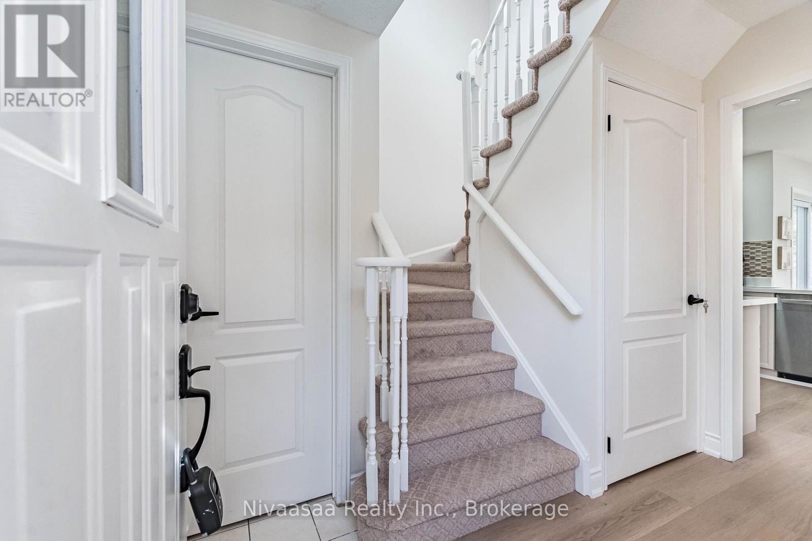 33 Pantages Court, Brampton, Ontario  L6S 5B7 - Photo 7 - W12902730