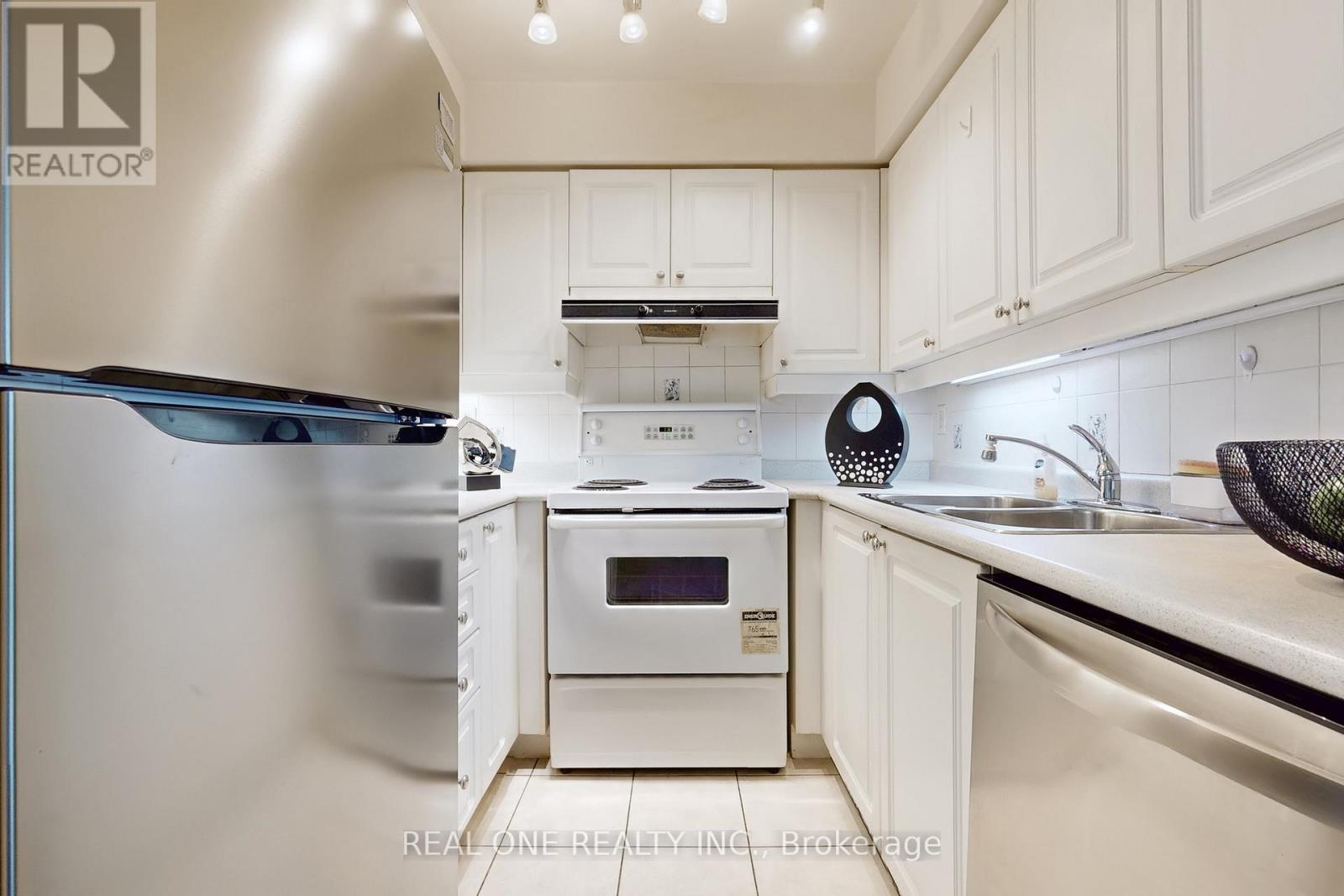 1611 - 3 Rean Drive, Toronto, Ontario  M2K 3C2 - Photo 12 - C12838284