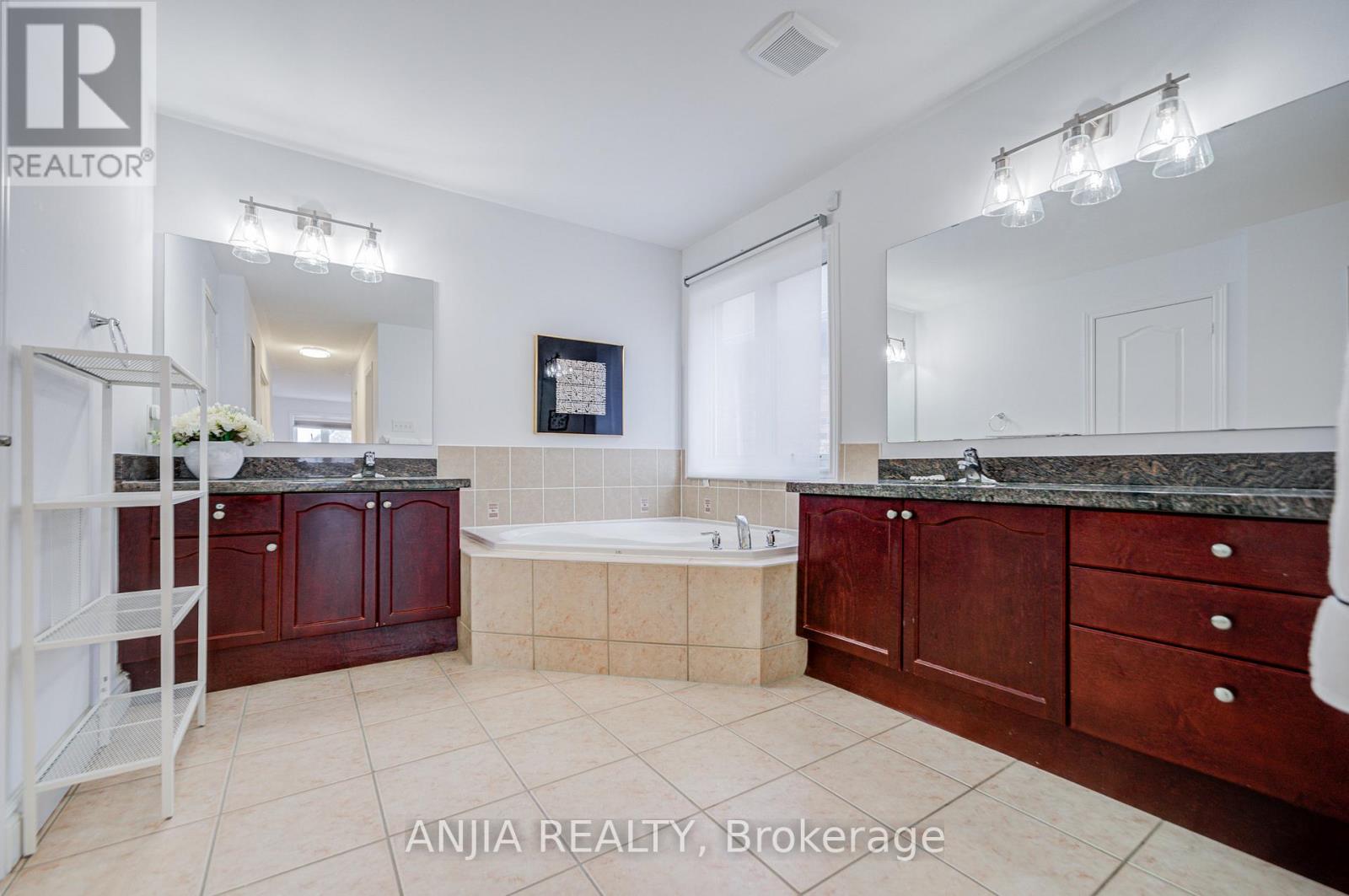 10 Golden Meadow Drive, Markham, Ontario  L6E 1V8 - Photo 33 - N12902852