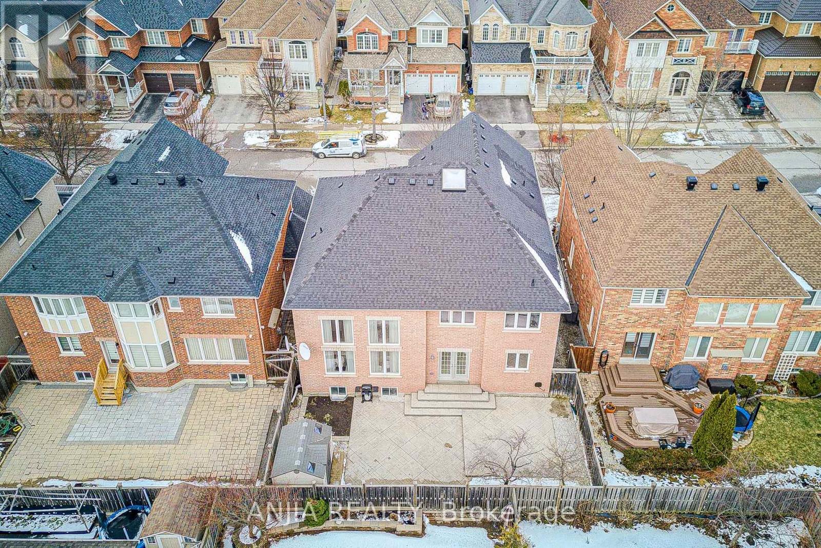 10 Golden Meadow Drive, Markham, Ontario  L6E 1V8 - Photo 4 - N12902852