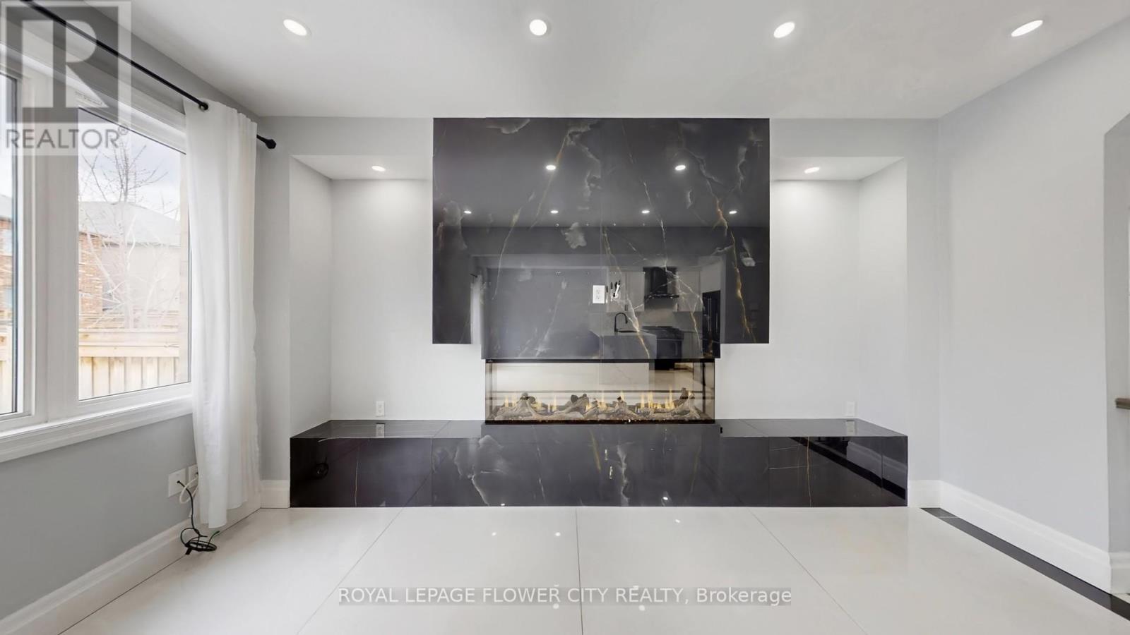 642 Sweetwater Crescent, Newmarket, Ontario  L3X 0H5 - Photo 2 - N12902876