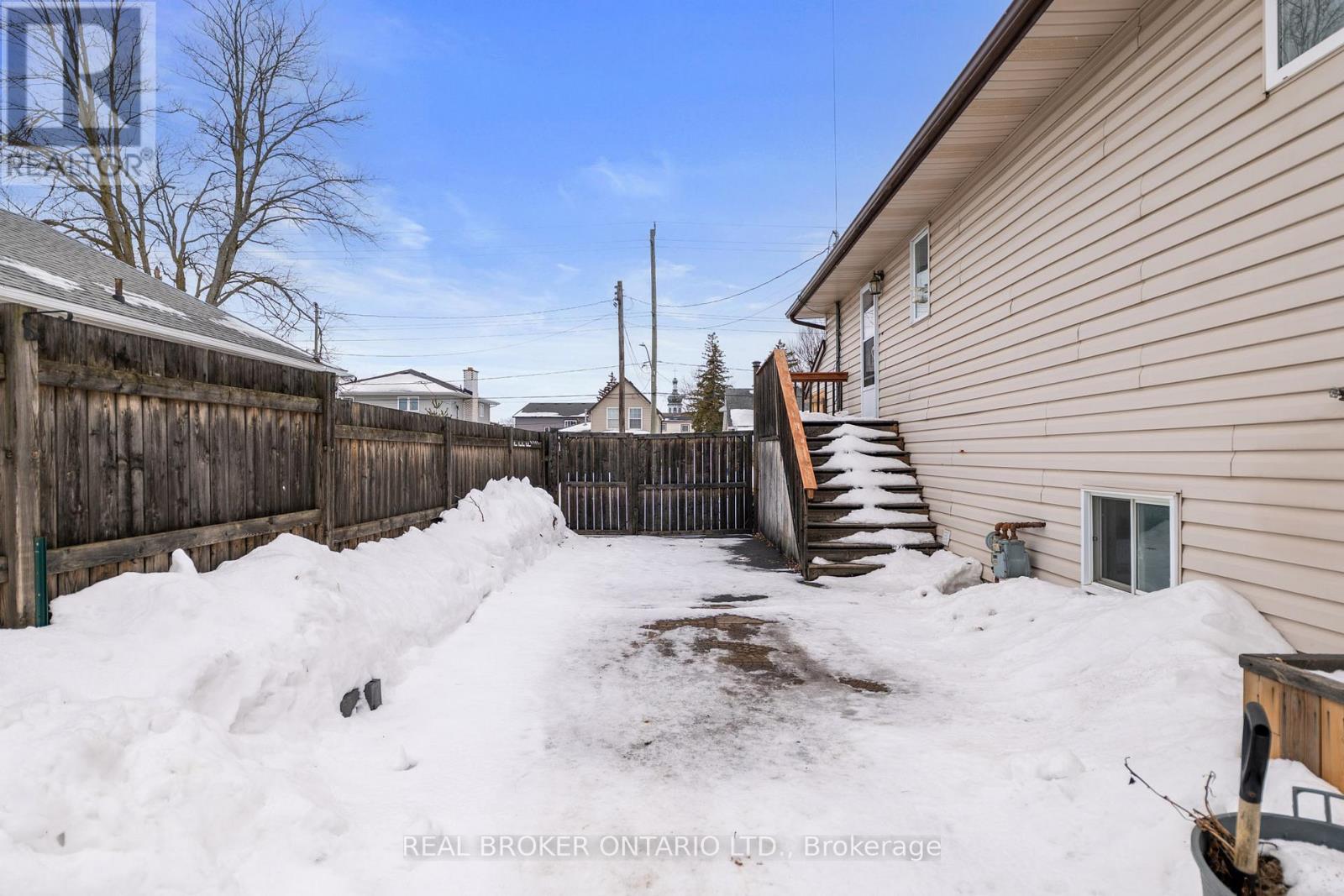 379 Southworth Street S, Welland, Ontario  L3B 2A1 - Photo 3 - X12798254