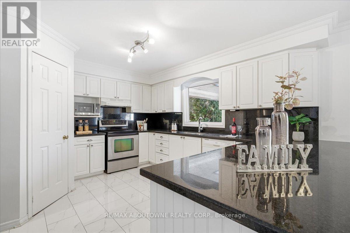 1320 Monks Passage, Oakville, Ontario  L6M 1J5 - Photo 18 - W12902636