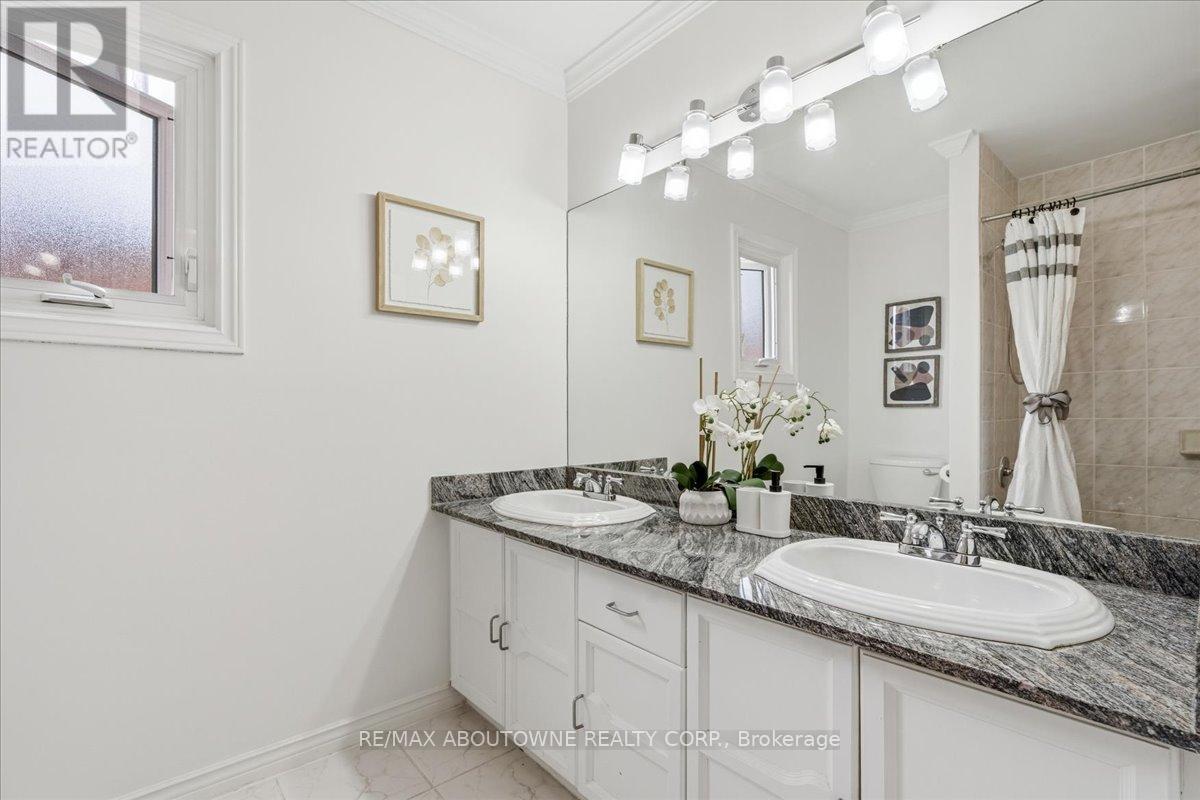 1320 Monks Passage, Oakville, Ontario  L6M 1J5 - Photo 36 - W12902636