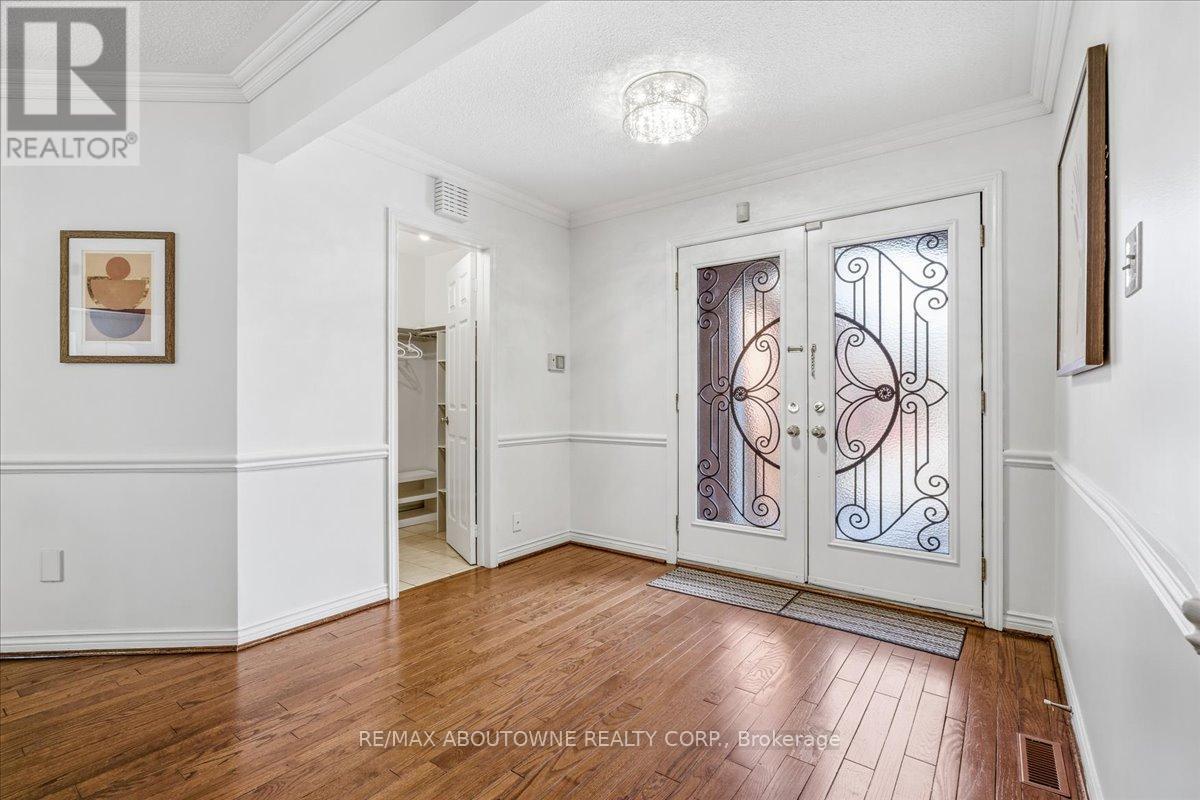 1320 Monks Passage, Oakville, Ontario  L6M 1J5 - Photo 8 - W12902636