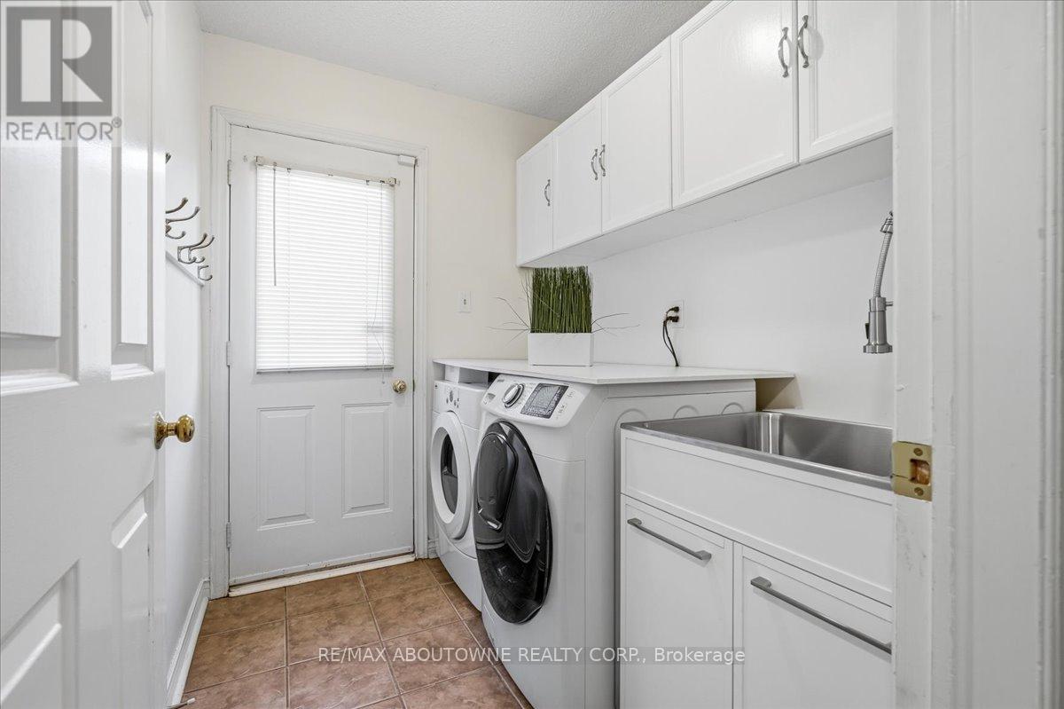 1320 Monks Passage, Oakville, Ontario  L6M 1J5 - Photo 9 - W12902636