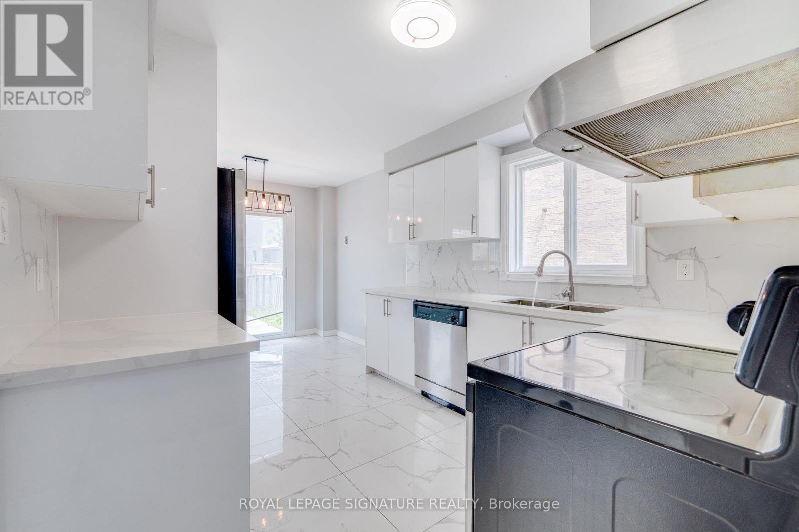 34 Meadowlark Drive, Brampton, Ontario  L6Y 4A7 - Photo 10 - W12902686