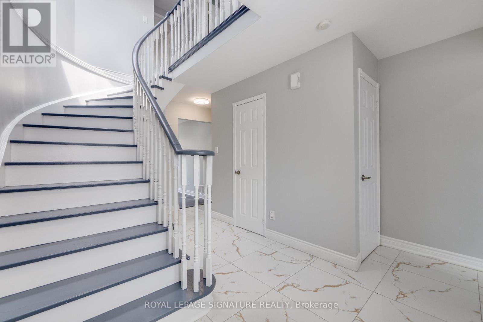 34 Meadowlark Drive, Brampton, Ontario  L6Y 4A7 - Photo 5 - W12902686