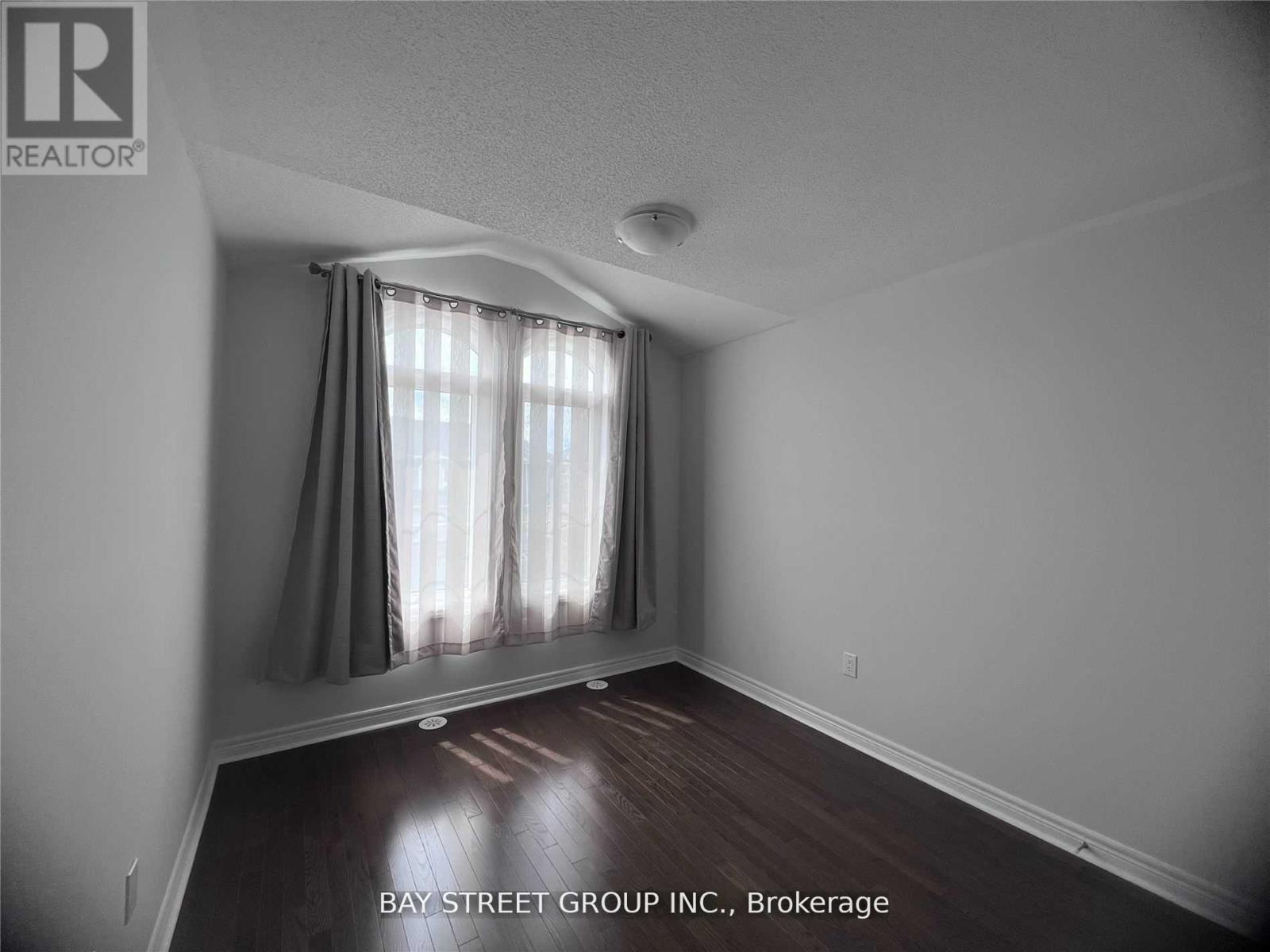 3325 Carding Mill Trail, Oakville, Ontario L6M 1R7 - Photo 10 - W12902708