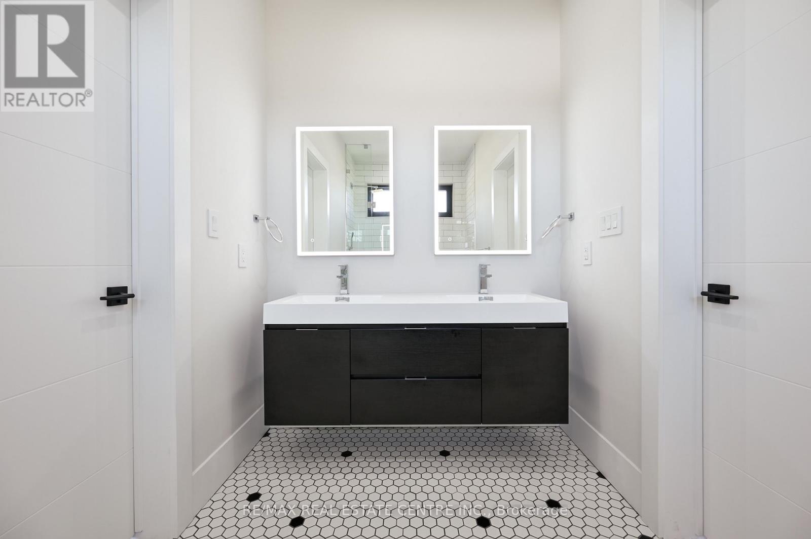 1181 Ogden Avenue, Mississauga, Ontario  L5E 2G8 - Photo 40 - W12902848