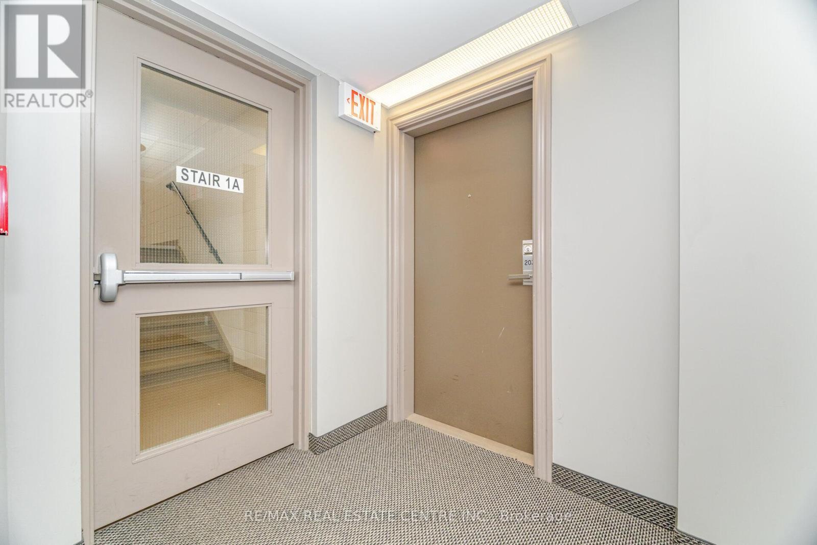 203 - 1005 Nadalin Heights, Milton, Ontario  L9T 8R4 - Photo 4 - W12902896