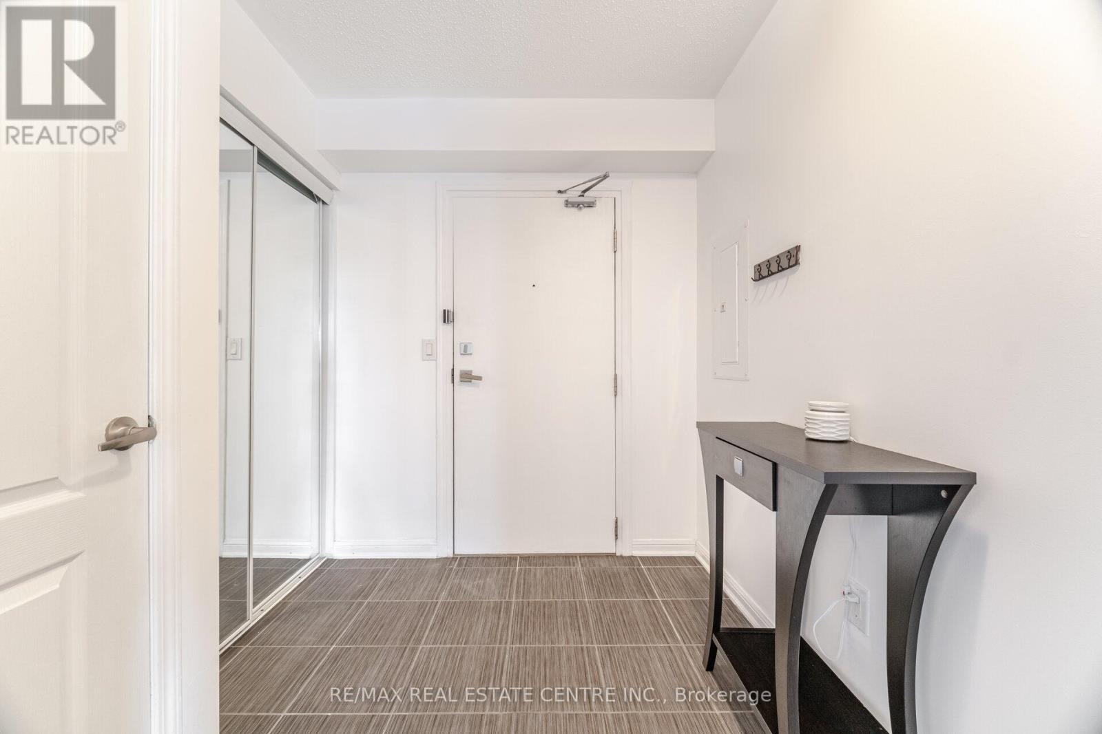 203 - 1005 Nadalin Heights, Milton, Ontario  L9T 8R4 - Photo 5 - W12902896