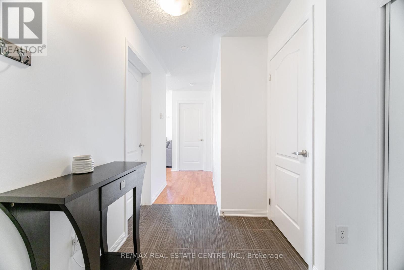 203 - 1005 Nadalin Heights, Milton, Ontario  L9T 8R4 - Photo 6 - W12902896