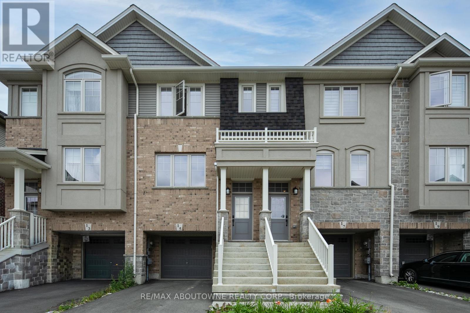 15 BARLEY LANE, Hamilton, Ontario