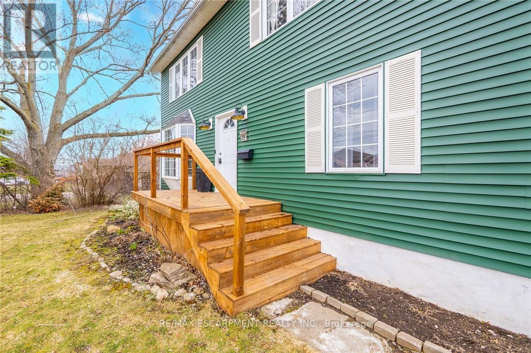 29 Quaker Road, Welland, Ontario  L3C 3G3 - Photo 3 - X12902762