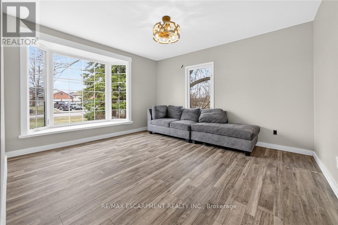 29 Quaker Road, Welland, Ontario  L3C 3G3 - Photo 8 - X12902762