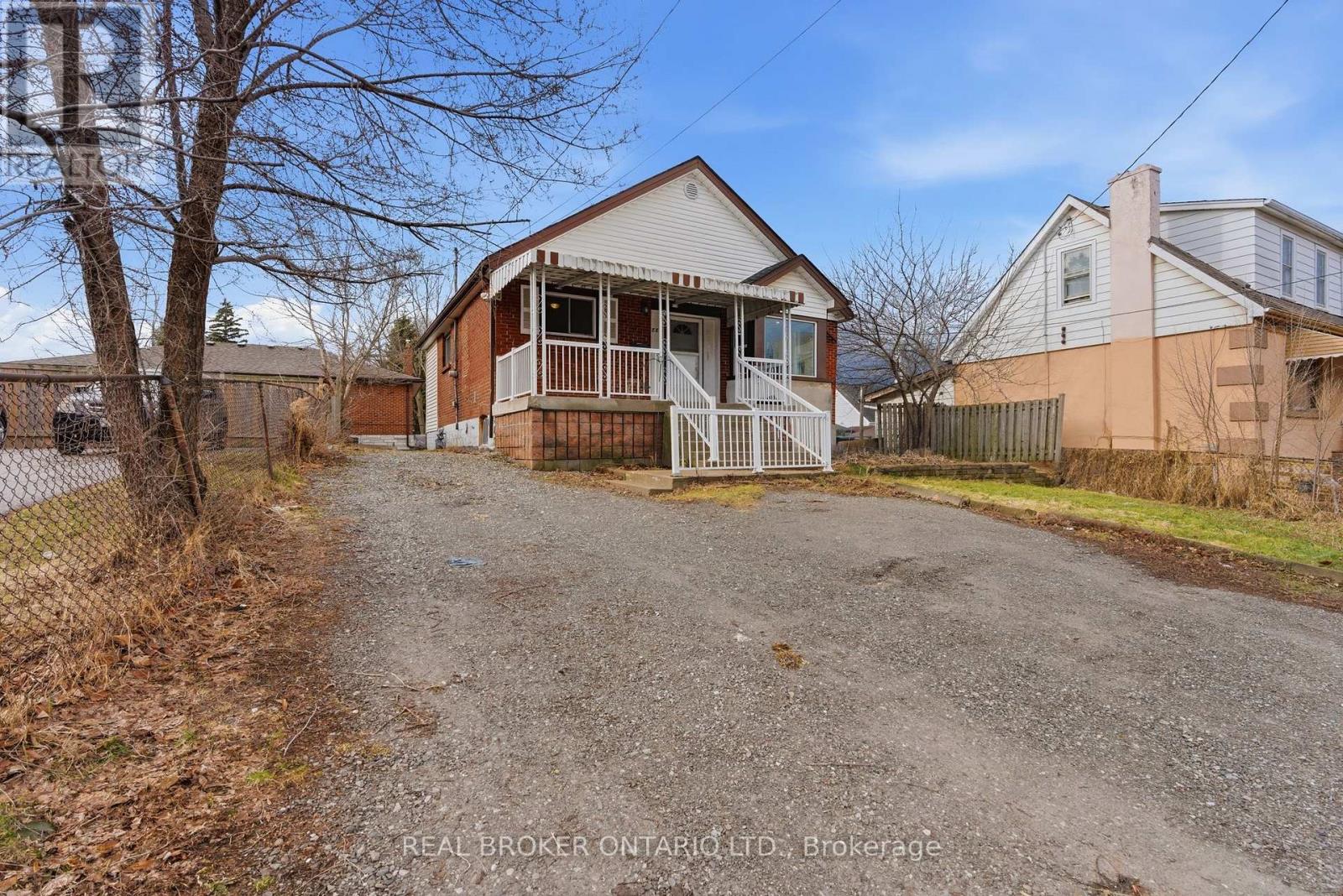 880 Lawrence Road, Hamilton, Ontario  L8K 2A3 - Photo 2 - X12893418