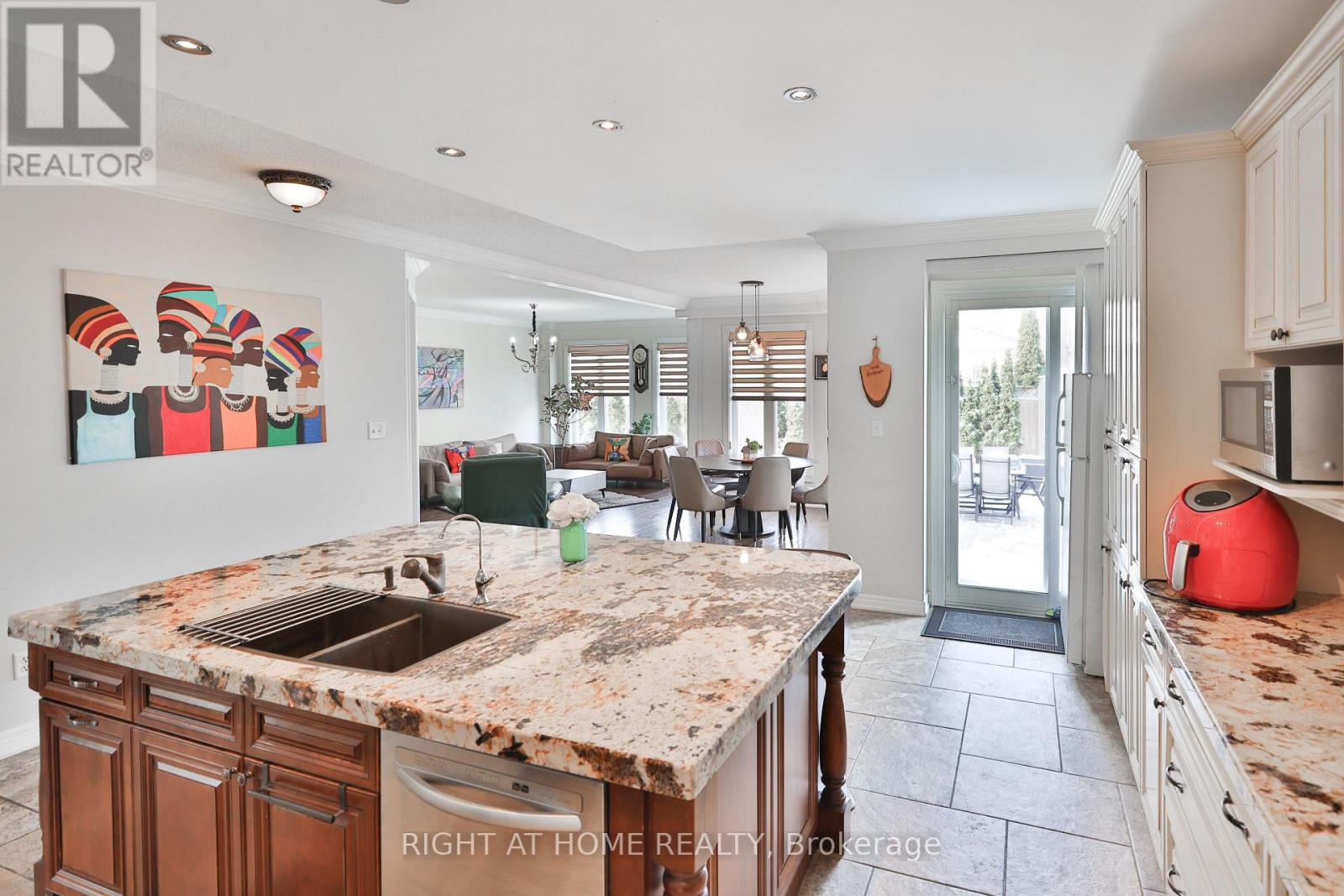 122 Red Cardinal Trail, Richmond Hill, Ontario  L4E 4B7 - Photo 4 - N12902954