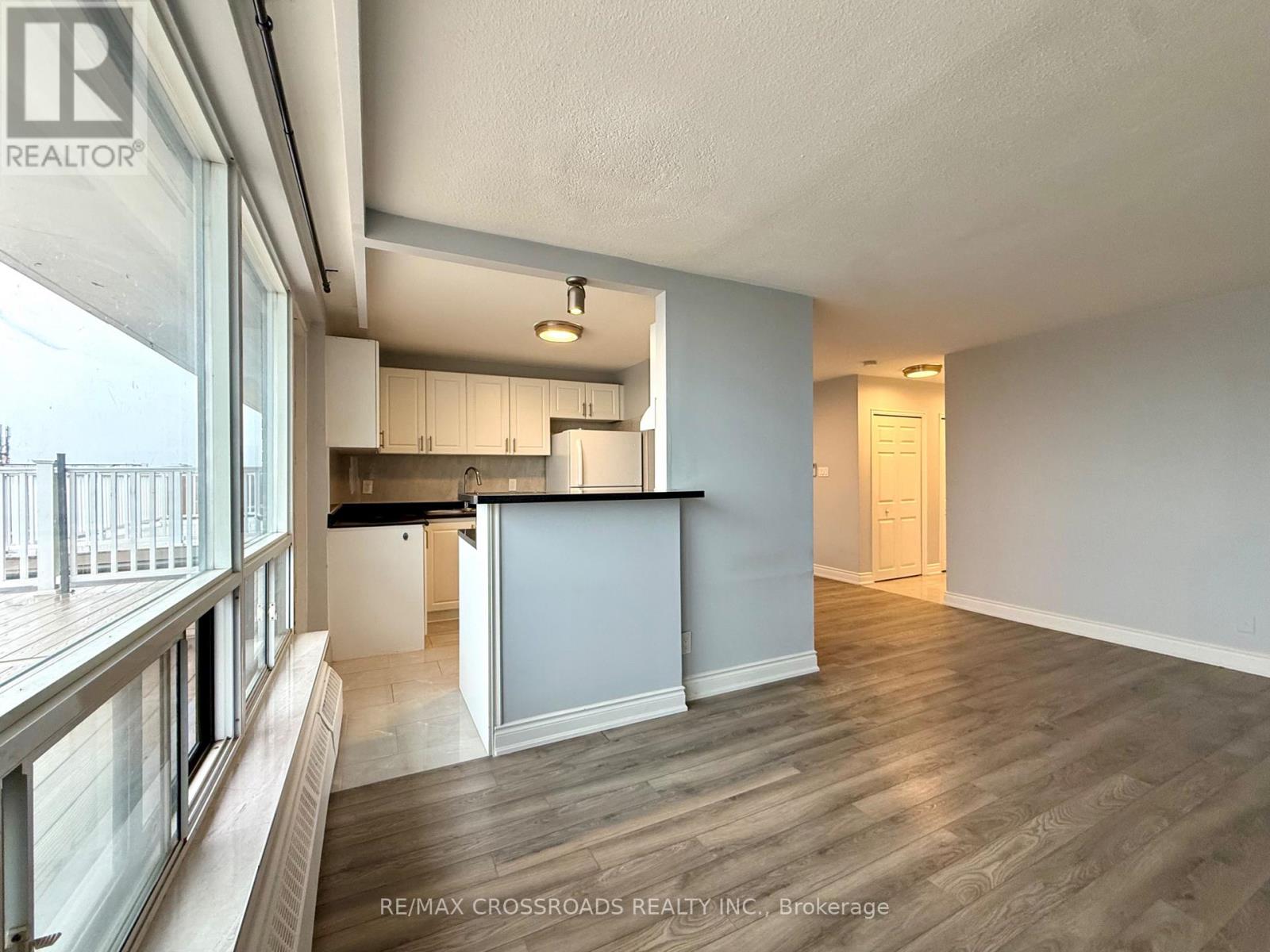 802 - 363 Lakeshore Road, Mississauga, Ontario  L5G 1H7 - Photo 2 - W12902960