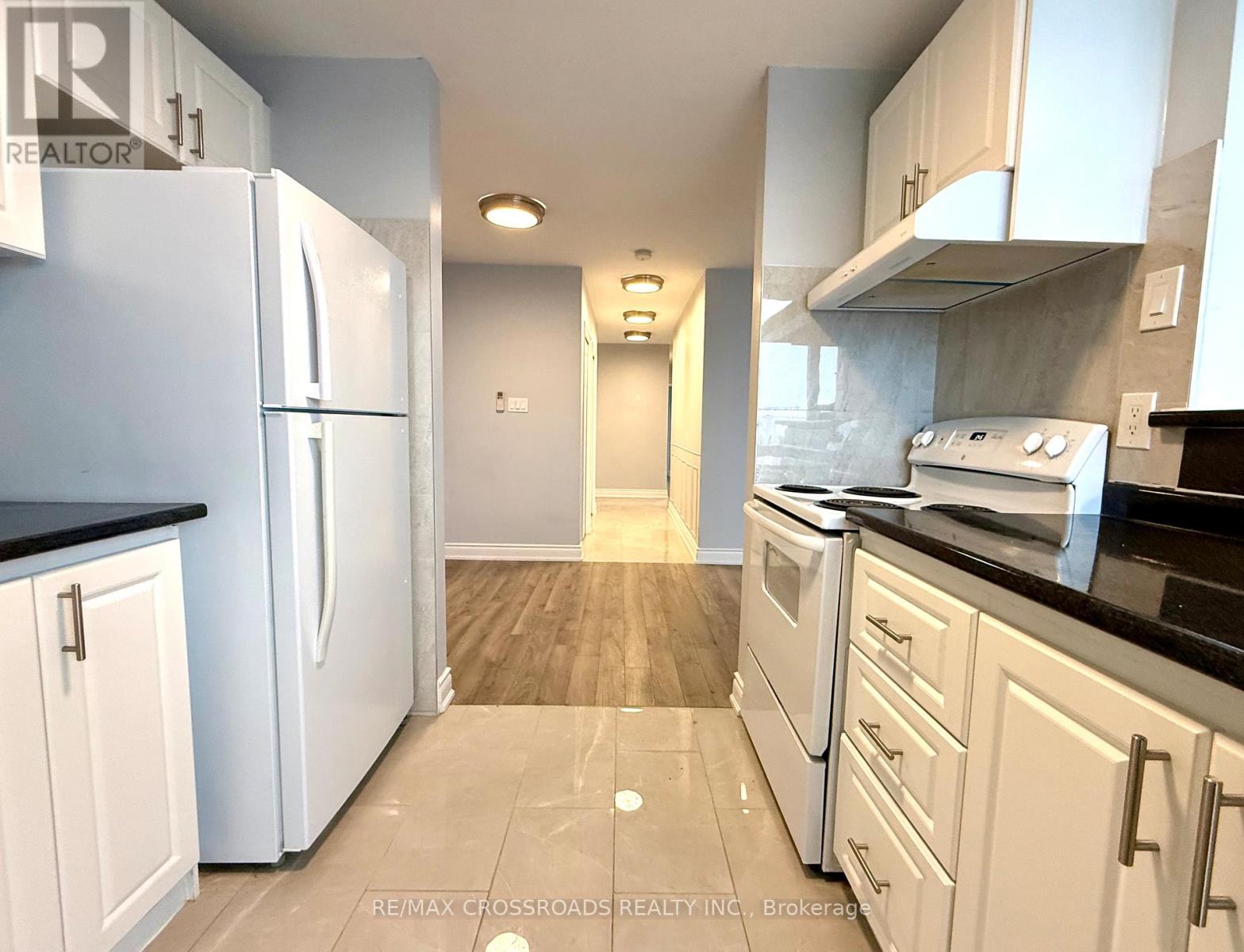 802 - 363 Lakeshore Road, Mississauga, Ontario  L5G 1H7 - Photo 4 - W12902960