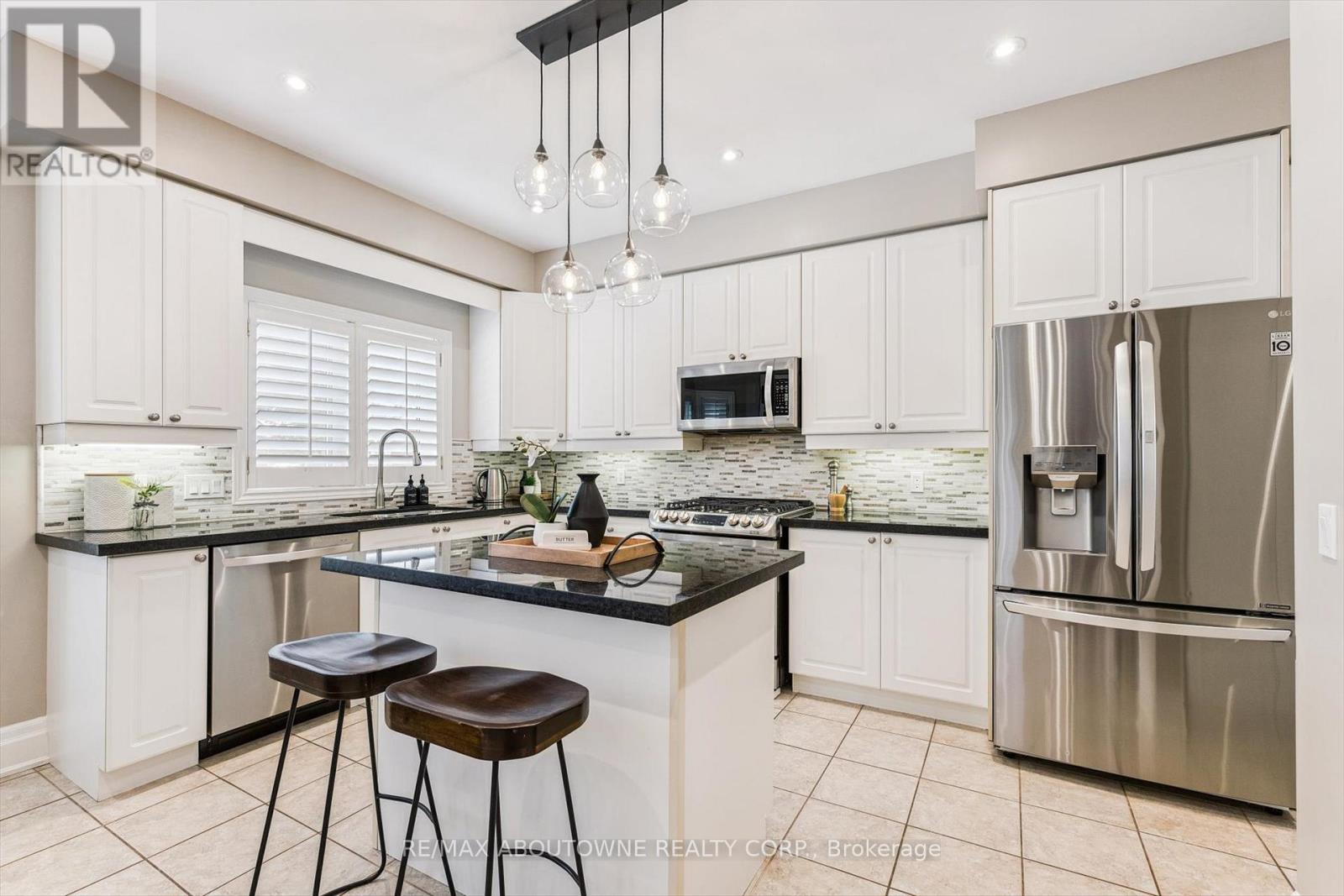 256 Lexington Road, Oakville (Ro River Oaks), Ontario  L6H 6L9 - Photo 13 - W12903018