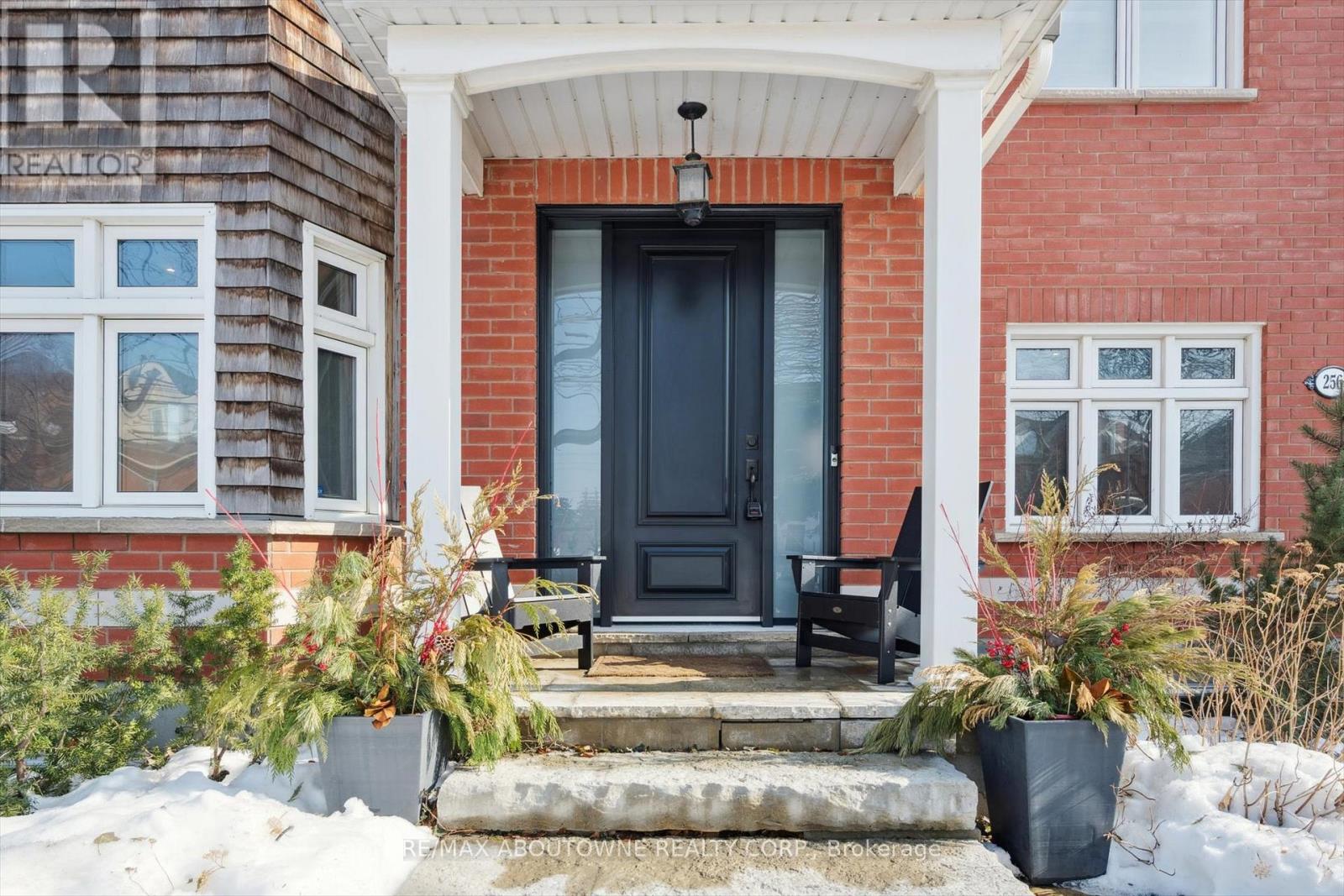 256 Lexington Road, Oakville (Ro River Oaks), Ontario  L6H 6L9 - Photo 4 - W12903018