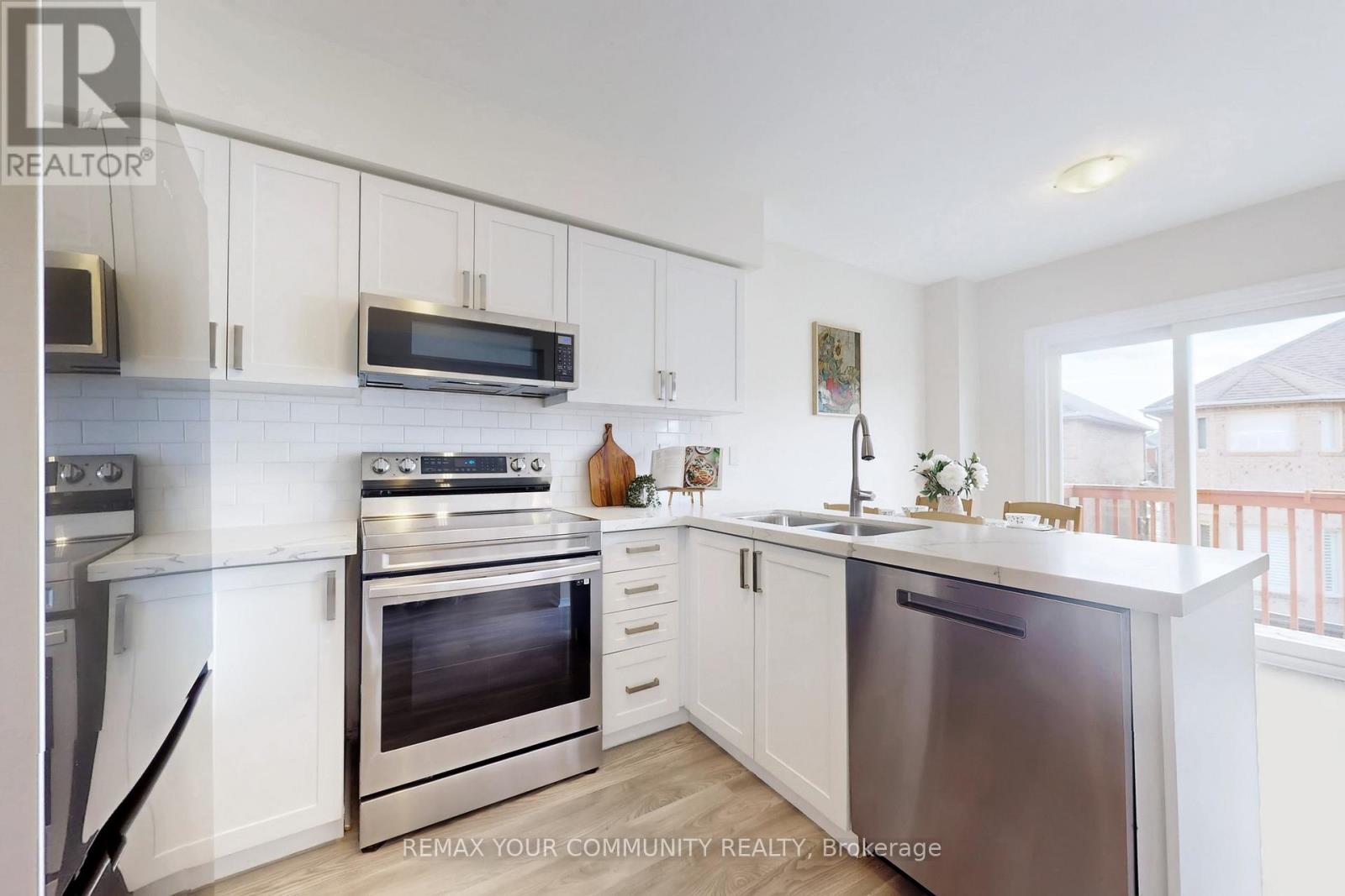 219 Surgeoner Crescent, Newmarket (Summerhill Estates), Ontario  L3X 7C1 - Photo 7 - N12903022