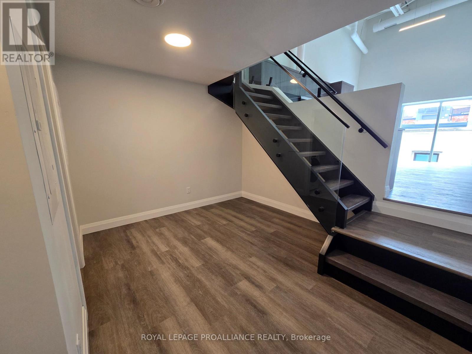 204 - 241 Front Street, Belleville, Ontario  K8N 2Z6 - Photo 5 - X12903298