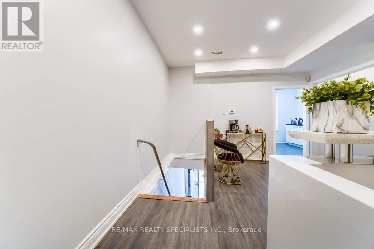 3421 Yonge Street, Toronto, Ontario  M4N 2N1 - Photo 10 - C12903086