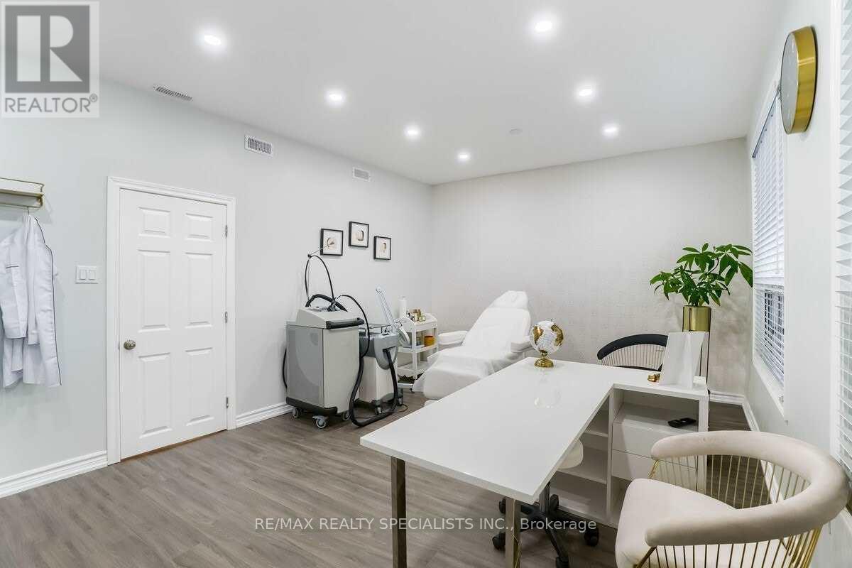 3421 Yonge Street, Toronto, Ontario  M4N 2N1 - Photo 15 - C12903086
