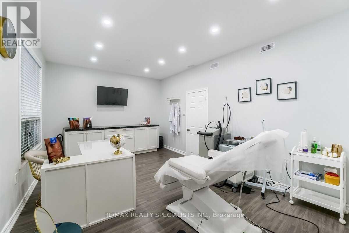 3421 Yonge Street, Toronto, Ontario  M4N 2N1 - Photo 16 - C12903086