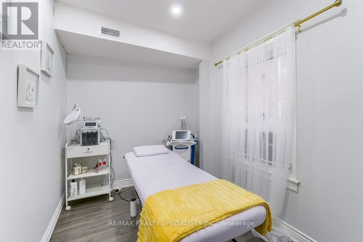 3421 Yonge Street, Toronto, Ontario  M4N 2N1 - Photo 17 - C12903086