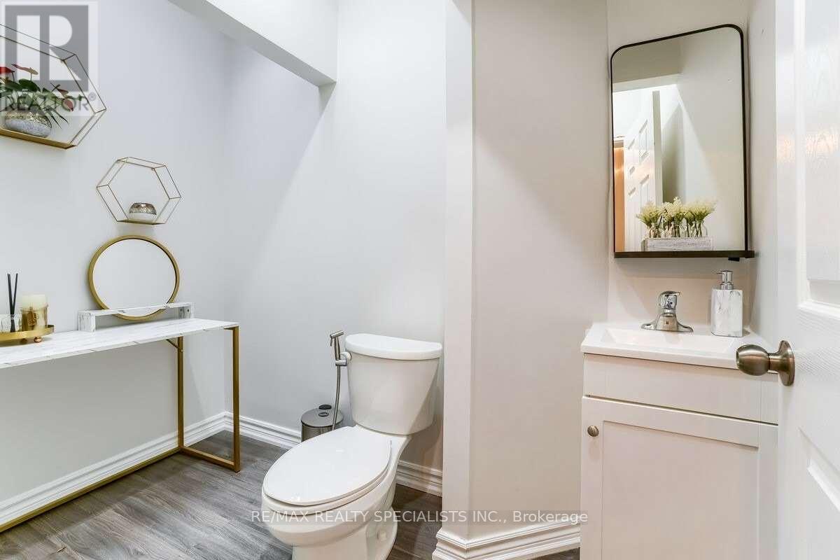 3421 Yonge Street, Toronto, Ontario  M4N 2N1 - Photo 18 - C12903086